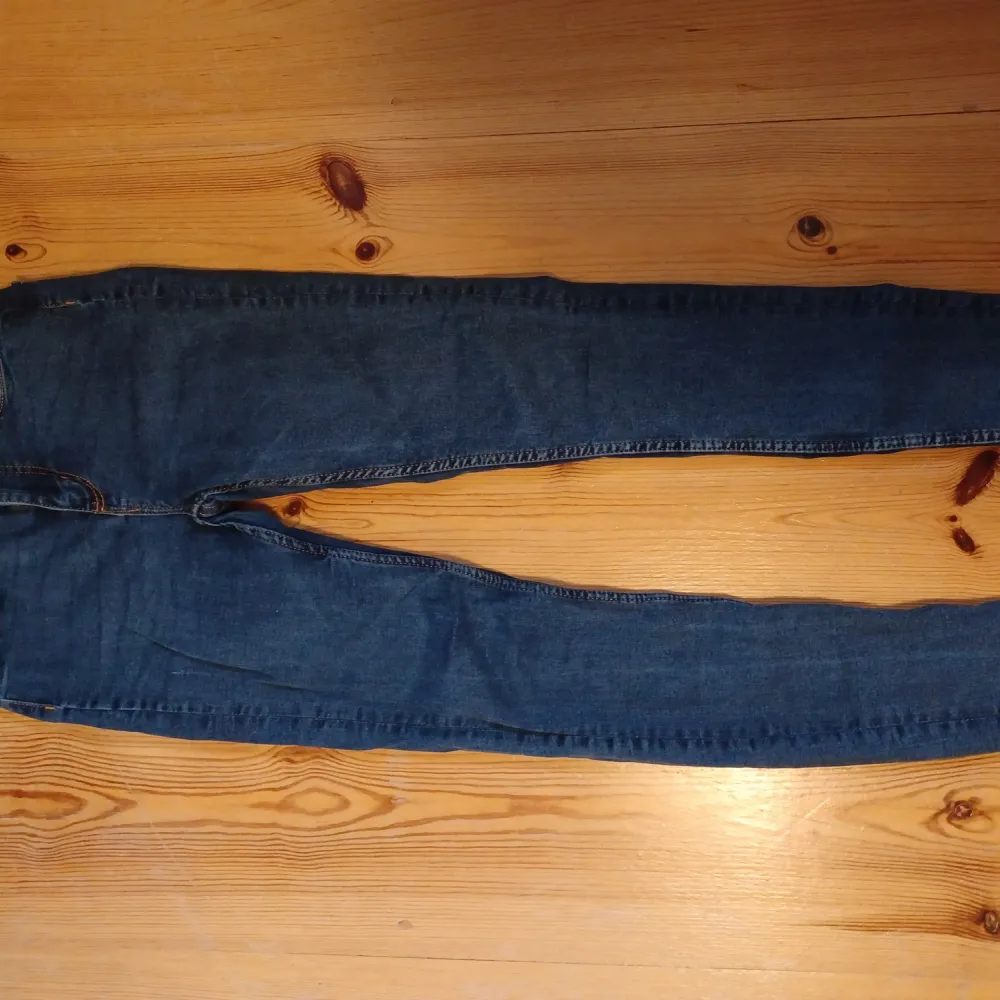 Säljer ett par mörkblå jeans från lager 157 i storlek s, använda ett fåtal gånger, bra skick!  Köparen står för frakten, ansvar ej för postens slarv. Bara att höra av er vid frågor (: . Jeans & Byxor.