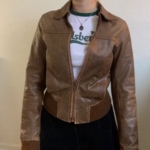 Skinnjacka - Brun skinnjacka, i äkta skinn. 