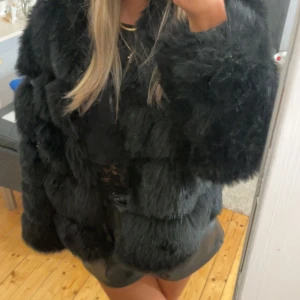 Pälsjacka - Säljer denna superfina och trendiga pälsjackan från primark! Superfint skick och aldrig använd☺️☺️