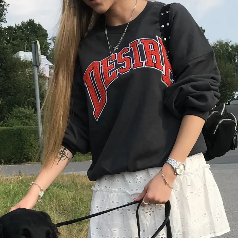 Jätte fin tröja nu till hösten/vintern. Lite oversized i modellen, inga defekter🩶. Hoodies.