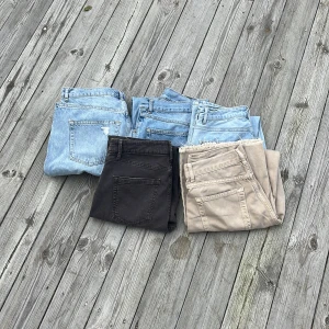 Jeans till säljes - 5x jeans som behöver ett nytt hem! Alla kostar 150 kr styck. Skriv privat för fler bilder på jeansen som du vill ha! 