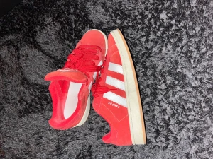 Adidas Campus 00 - Säljer nu dessa grymt snygga skor då de sällan kommer till användning, använda med i riktigt bra skick dp jag tagit hand som skorna, priset kan diskuteras vid snabb affär!😁