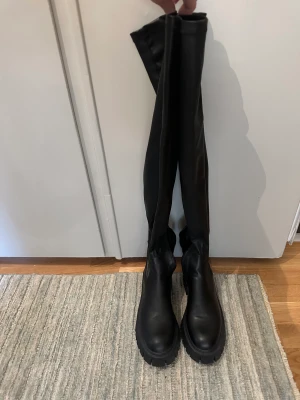 Overknee boots Zara - Overknee stövlar/kängor från Zara använda en gång. Så typ som nya. Väldigt väldigt sköna och vadderade på insidan. De är lite för stora för mig, varför jag säljer de. 