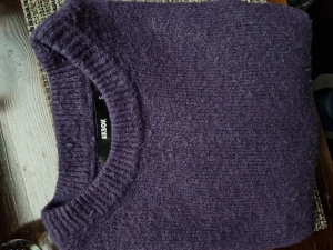 Stickad lila tröja - Stickad lila tröja säljes. Stl S. BIKBOK. Katt finns i hemmet.