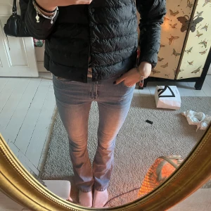 Bootcut jeans - Säljer så snygga blåa lågmidjade bootcut jeans med jättesnygga fickor och detaljer ✨