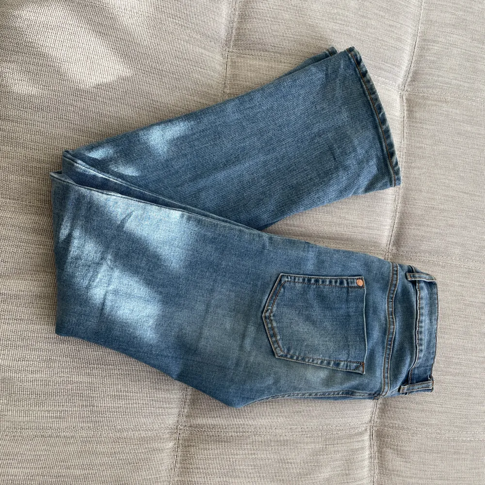 Skitsnygga ljusblåa lågmidjade jeans, säljer pga att de inte kommer till användning. . Jeans & Byxor.