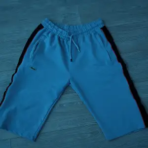 Jätte fina Lacoste Shorts lite längre än vanliga shorts men inget överdrivet 😁. Säljes pågrund av att dem blivit för små. Kan mötas runt södra Skåne, pris diskuteras vid snabb affär 