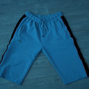 Lacoste Shorts  - Jätte fina Lacoste Shorts lite längre än vanliga shorts men inget överdrivet 😁. Säljes pågrund av att dem blivit för små. Kan mötas runt södra Skåne, pris diskuteras vid snabb affär 
