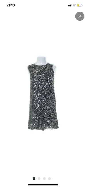 NYÅRSKLÄNNING MED PALJETTER - Otroligt fin nyårsklänning med massa paljetter och pärlor. Vintage. Passar xs-s. 🩵