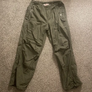 parachute/cargopants? - jätte fina byxor men kommer inte till användning, står storlek M men passar de flesta storlekar då det går att göra mindre och större vid midjan och benen🫶🏻