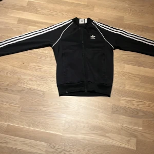 Adidas tröja - Adidas tröja köpt på Zalando alldrig använd storlek xs funkar för folk typ 160, pris kan diskuteras vid snabb affär! Den scannar ja. !TRYCK INTE KÖP NU!