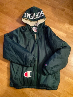 Supreme Jacka - Skön jacka i storlek L, passar bra på medium också som oversized. Använd flera gånger men inga större flaws, 8/10. Köpt i Supremebutiken i London.