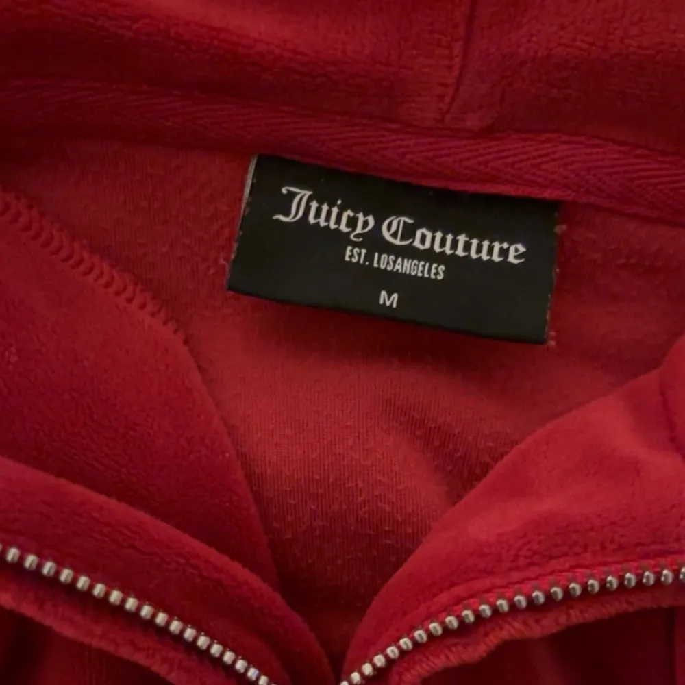 Hej! Säljer min röda juicy couture tröja då jag andvänder den 4 gånger på typ ett år. Den är i storlek M men passar även xs/s. Köpte för 1100kr men säljer för 650kr. Bilderna är mina 💖💖. Tröjor & Koftor.