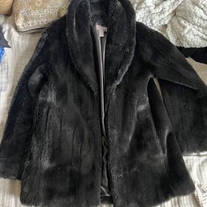 Mörkbrun pälsjacka  - Jätte fin mörk brun pälsjacka.  Jackan är min mammas gamla från hm under 00-talet. Fint skick och fin modell.  Jackan går ner precis under rumpan.  Skickar gärna fler bilder. ☀️