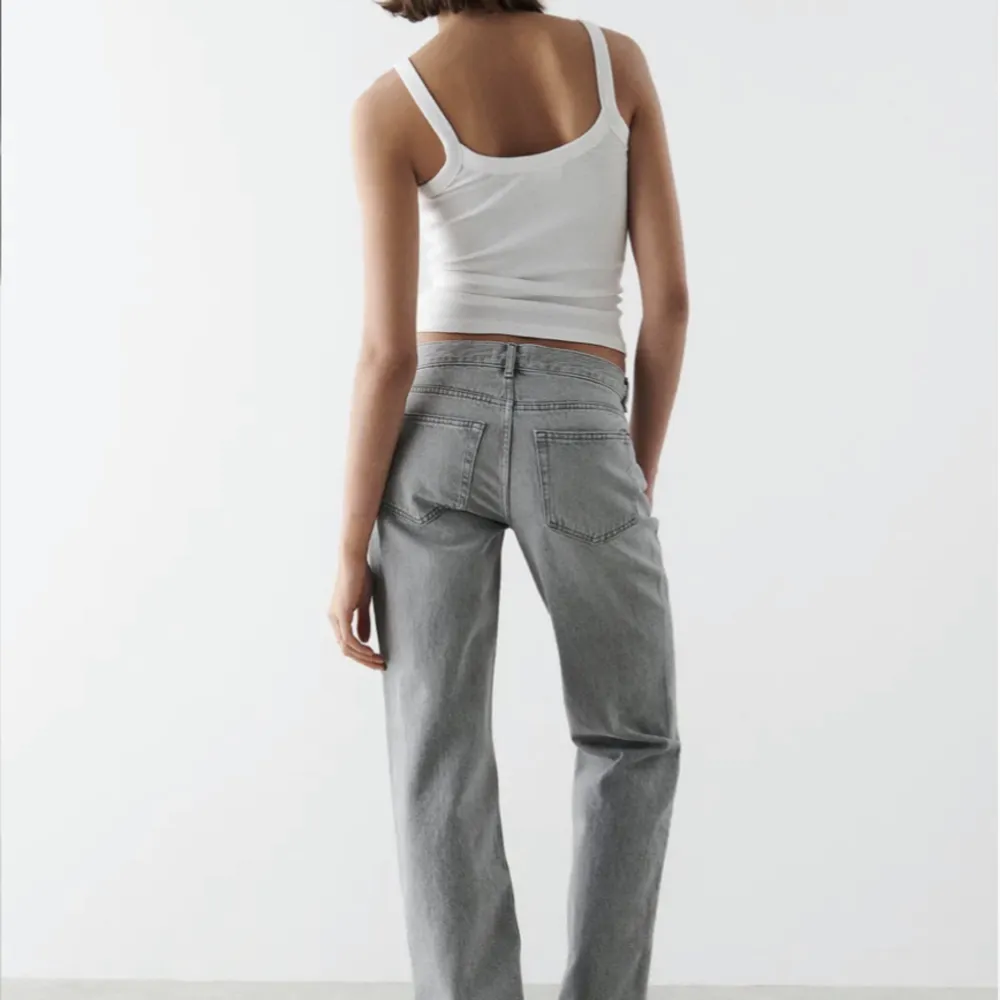 Snygga lågmidjade jeans från Ginatricot. Använda vid något tillfälle, jättebra skick! Passar mig i XS som är 167 lång. Jeans & Byxor.