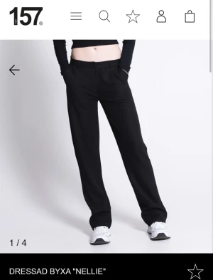 Kostymbyxor strl S  - Kostymbyxa strl S.  - Låg midja  - Rak passform  - Linning med knapp   Köpta på Lager 157. Nypris: 200kr I nyskick. 