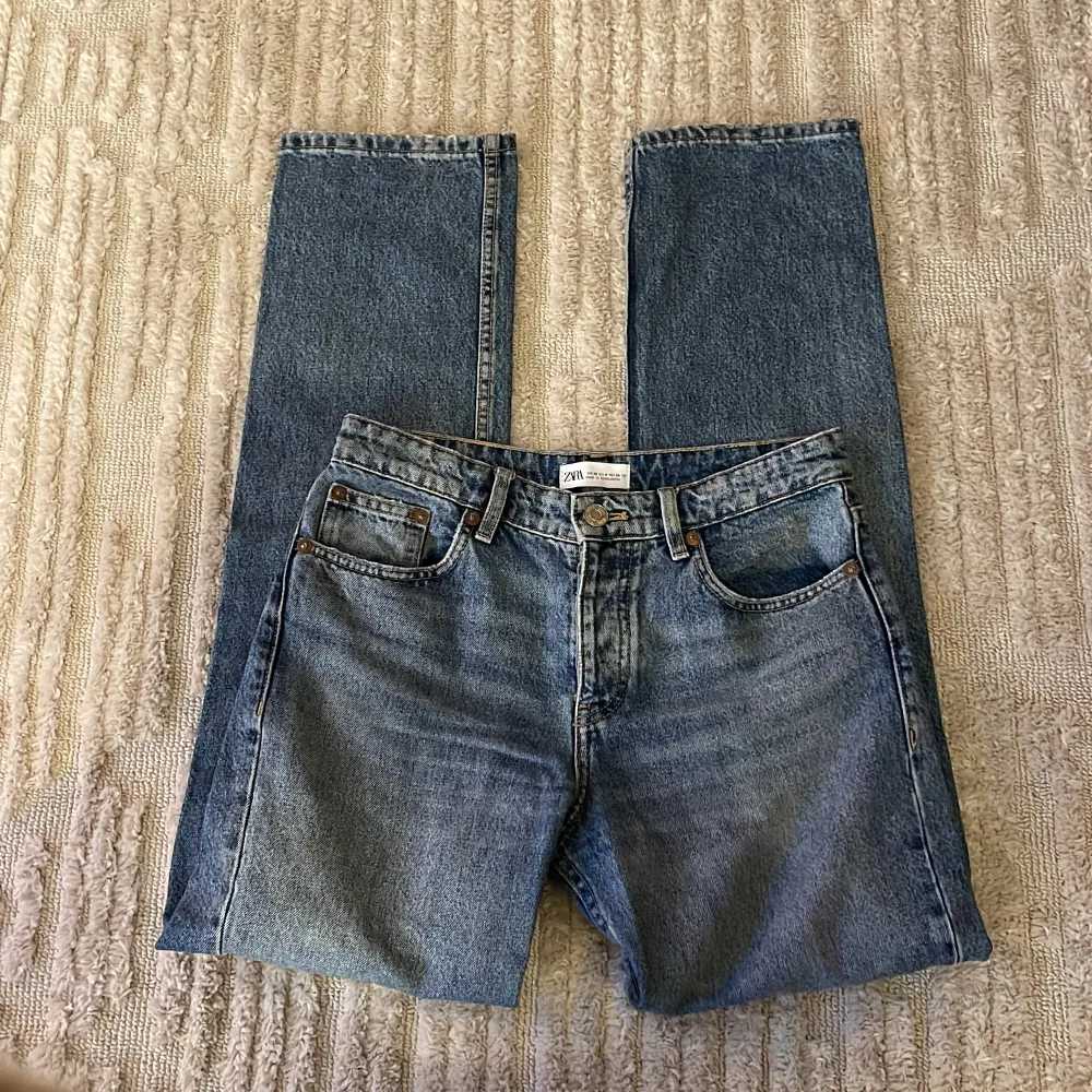 Säljer mina Zara jeans eftersom dom är för små för mig. Bara använt ett fåtal gånger och är därför i väldigt bra skick. . Jeans & Byxor.