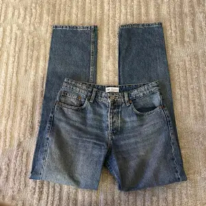 Säljer mina Zara jeans eftersom dom är för små för mig. Bara använt ett fåtal gånger och är därför i väldigt bra skick. 
