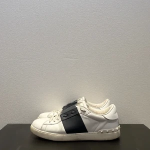 Valentino open - Intressekoll på mina valentinos jag haft i typ en månad, dem är lite stora på mig men annars inget alls fel på dem, priset är inte bestämt och skicket är mycket fint, dustbag kommer med vid köp, dem är såklart äkta, dem är marinblå:)