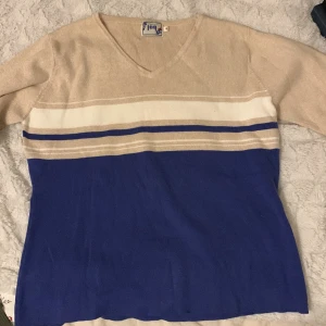 Randig tröja - Tröja med blå och vita ränder från Joy