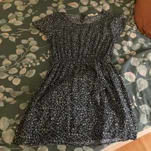 Klänning  - Säljer en nästan oanvänd klänning 