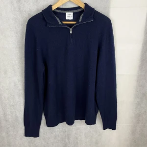 Kashmir halfzip  - Riktigt nice halfzip av John Lewis, 100% Kashmir. Väldigt fint skick. Står storlek L passar även M. Fler frågor kontakta gärna😁