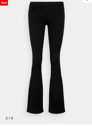 Svarta jeans Only - Jätte fina svarta jeans från only.Säljer pågrund av att dom inte kommer till användning.Storlek Sx30 men sitter som storlek 34. Inga defekter💕