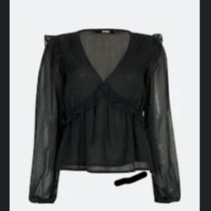 Fin blus från bikbok - Hej! Säljer denna fina blus ifrån bikbok jag köpte i somras!☺️Använd max 3 ggr, nyskick, hör av er för fler/egna bilder!😍😋köpt för 359kr men säljer för 175😍