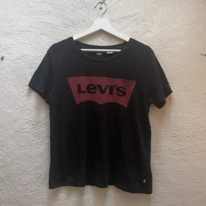 Klassisk dam Levi’s t-shirt. Har en mindre fläck långt ner (se bild 3).  Där av priset 