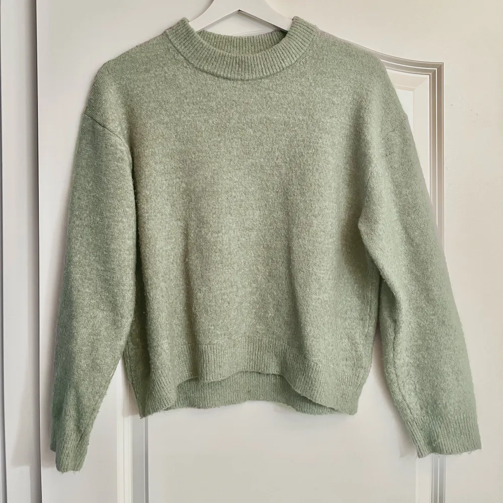 Stickad tröja i grå/grön nyans, passar xs-m. Tröjor & Koftor.