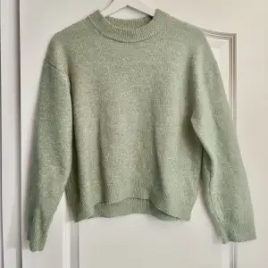 Stickad tröja i grå/grön nyans, passar xs-m
