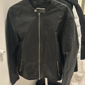Skinnjacka - Säljer denna otroliga jacka från jack and jones då den inte längre används. Är använd sparsamt och är som ny!❤️ tveka inte på att skriva vid frågor eller intresse.