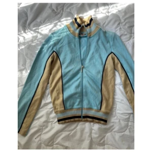 Zip-up hoodie/träningsjacka - Snygg zip-up hoodie/träningsjacka! 