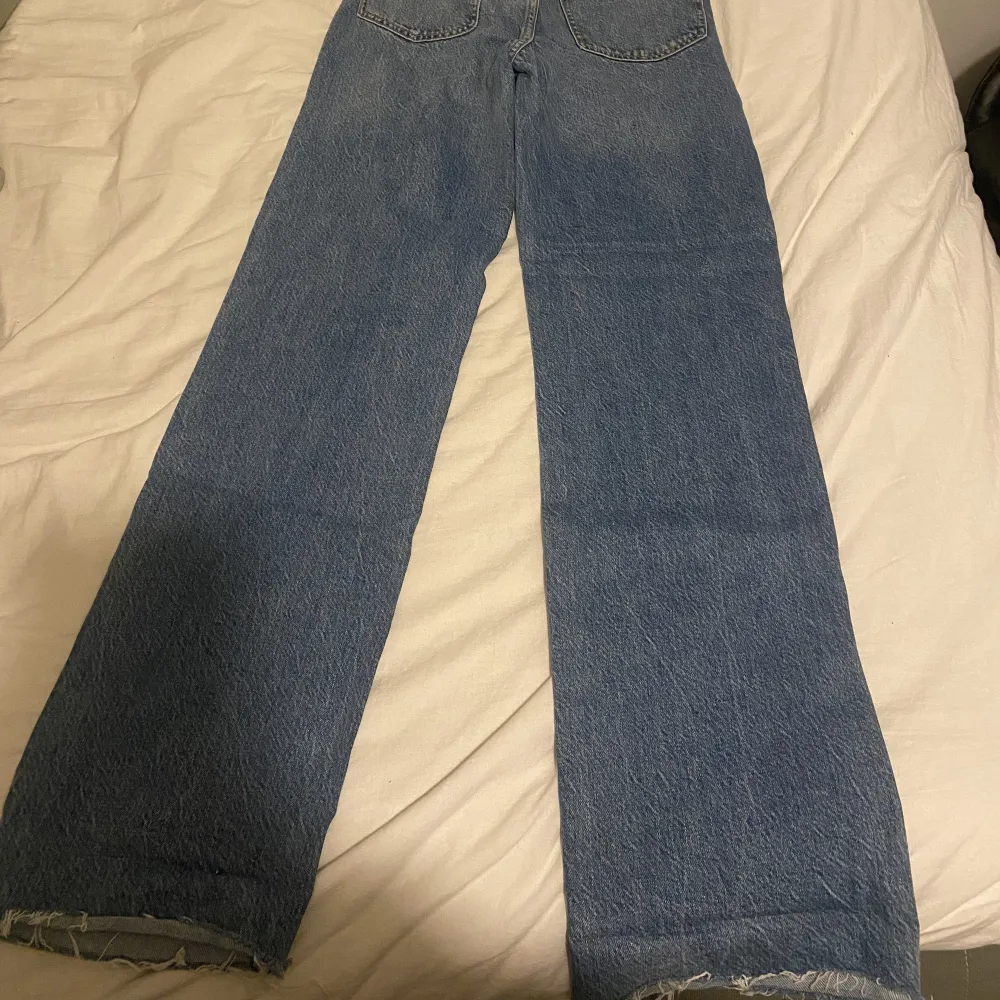 Högmidjade blåa jeans från Gina. Använt väldigt lite, passar mig inte längre. Väldigt långa i benen🧵. Jeans & Byxor.