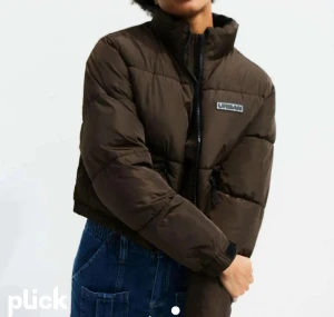 URBAN OUTFITTERS CROPPAD  - Jätte fin jacka som är sparsamt använd och i topp skick Är midje kort modell. Sitter snyggt på
