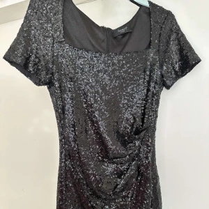 Festklänning  - Sequin kort Festklänning. Ruched klänning. Figursydd klänning. 