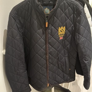 Morrisjacka - Säljer denna fina jacka från morris då den inte längre används. Är använd sparsamt och är som ny!❤️ tveka inte på att skriva vid frågor eller intresse. Ordinarie pris: 2000