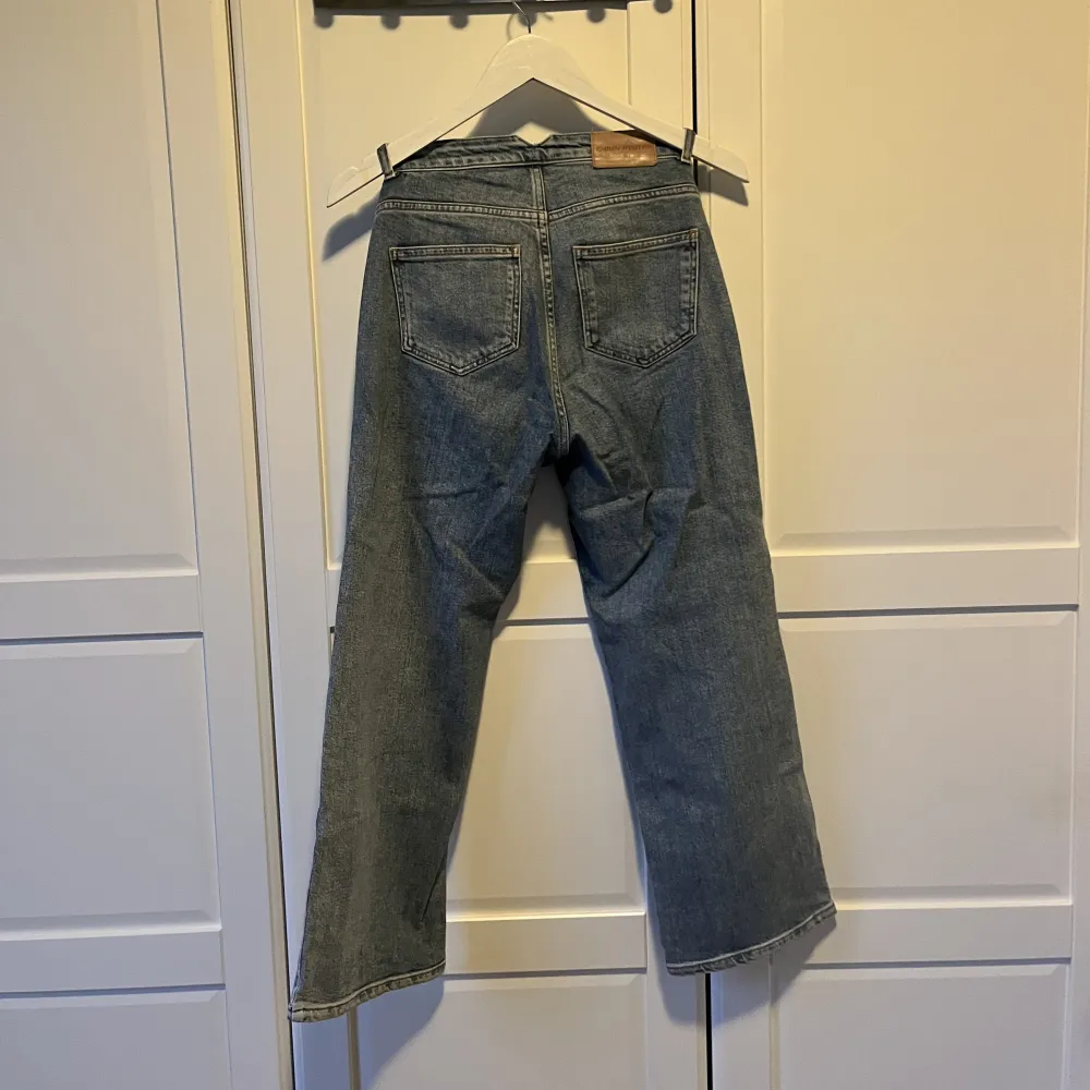 Fina jeans i kortare modell från Carin wester. . Jeans & Byxor.