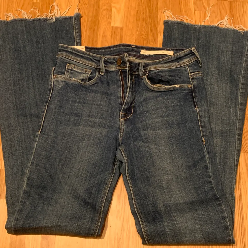Lågmidjade Bootcut jeans i stl 36 från Zara. De är i bra skick och sitter som en smäck . . Jeans & Byxor.