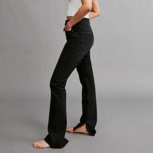 pösiga svarta jeans med slits längst ner, de är slutsålda.  säljer pga den är för små på mig nu mera