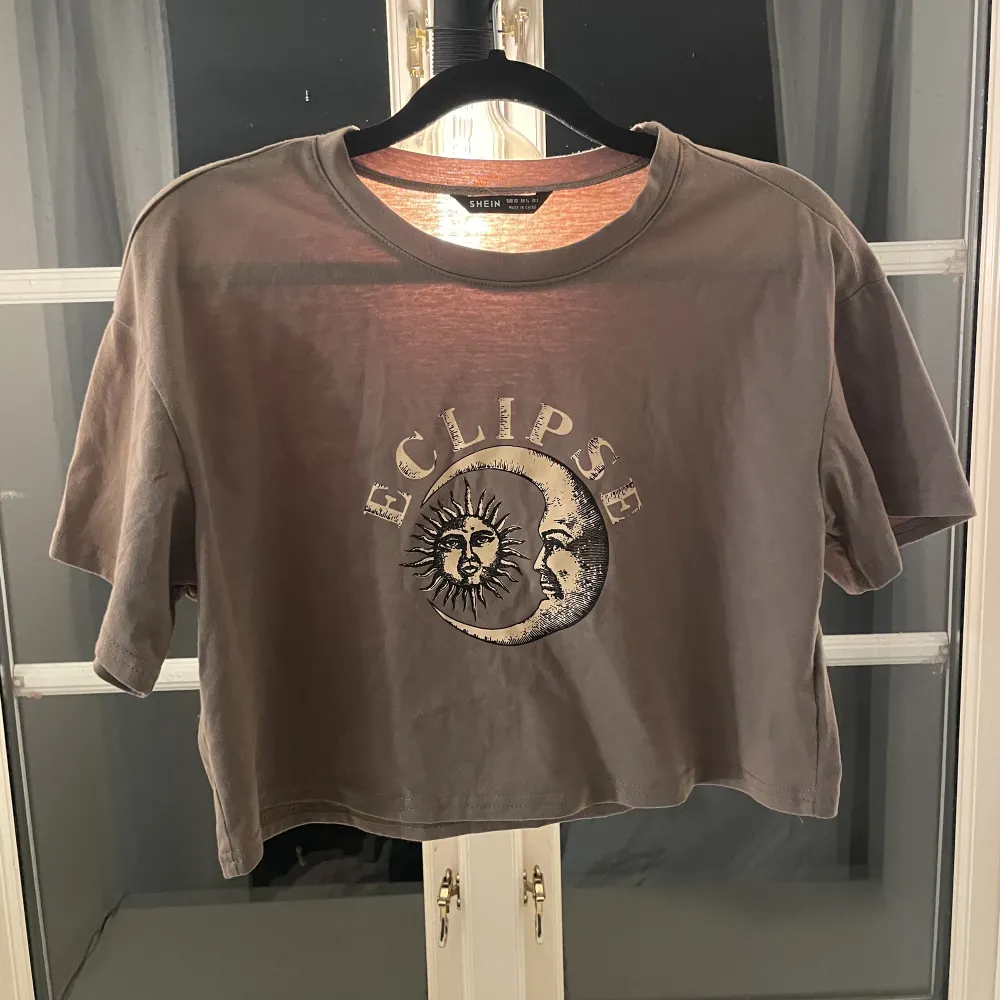 Nu säljer jag denna ljusbruna korta tröjan för ändast 30 kr!💖 kom och köp🌜. T-shirts.