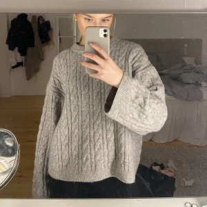 Kabelstickadtröja  - Gråa fin stickad tröja, använd få gånger så i väldigt fint skick🌟