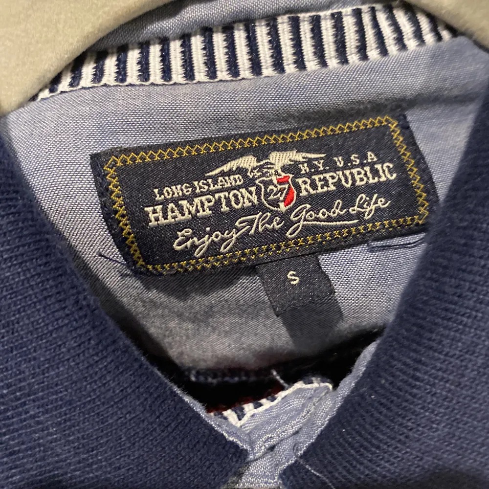Hej! Här säljs det en Hampton republic piké tröja, den är en väll använd tröja som är i bra skick.  Som kommer från ett rökfritt hem.. T-shirts.