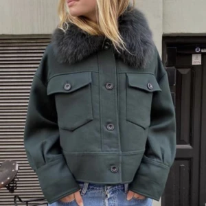 Meotine - Intressekoll på min meotine som inte kommer till användning!  En knapp på ena fickan saknas men det går att fixa lätt hos sömerska, men kan gå ner i pris! Annars bra skick och super fin😇 Kom med egna bud😋🌸