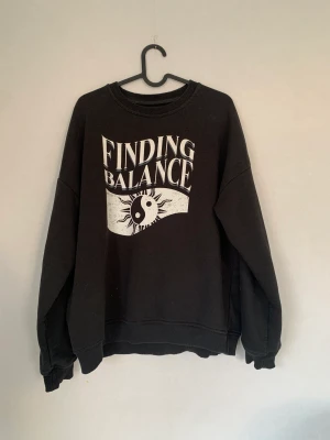 Sweatshirt med tryck - Svart sweatshirt med tryck. Superfint skick, som ny. Storlek M. Säljes för 90kr! 🤎