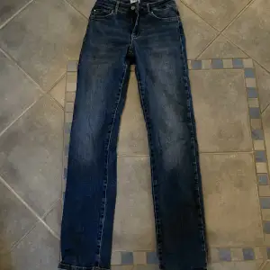 Oanvända jeans från Only. Storlek W26 L32. Nypris 600kr. Säljs för att jag råka köpa fel storlek. Köparen står för frakten.💕