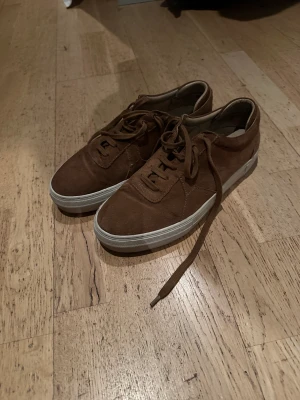 Axel arigato mm - Arigatos bruna strlk 43 800 skick 8/10 Andra paret jag vet inte vilket märke men schysta dojor 300kr skick 7/10