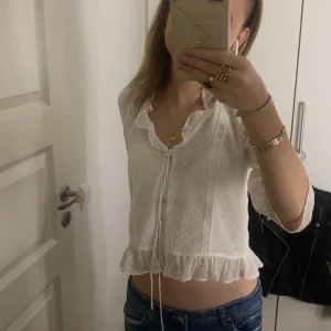 zara blus - En zara blus jag köpt på plick och använt 1 gång, i nyskick 😻