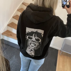 Hoodie - Säljer denna coola hoodie som ja köpte på plick för typ 2 år sedan, hoodien är egen designad så finns inte att köpa någonstans🥰skulle säga att den är i strl M