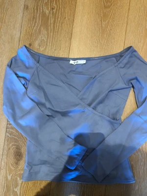 Tröja - Lätt offshoulder tröja med silikonkant på insidan för att få den att sitta uppe. Köparen står för frakten